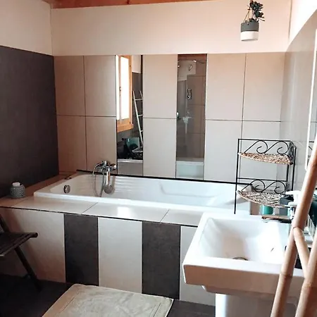 Chez Siouab Nyaraló Saint-Hostien